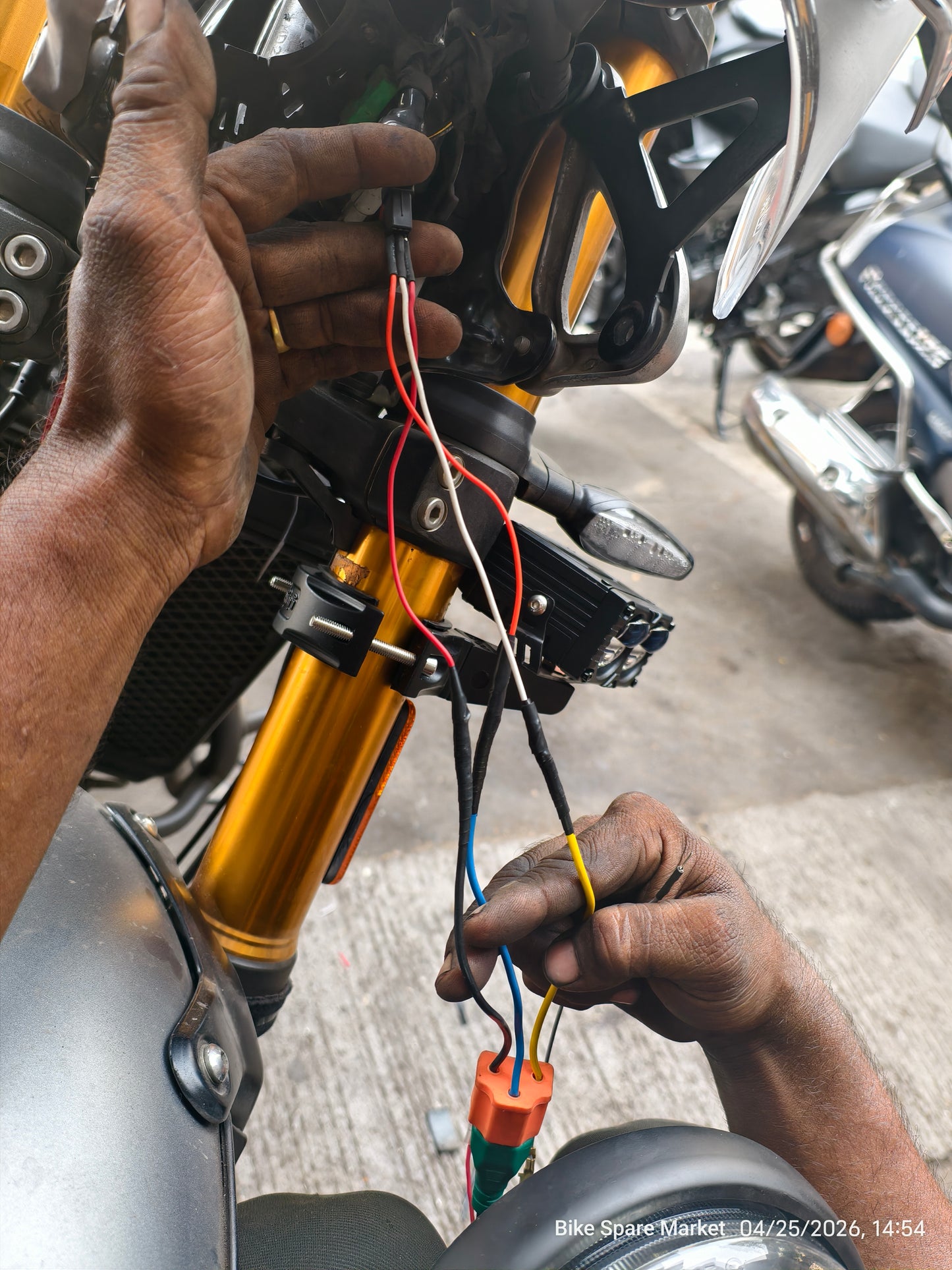 TRIUMPH HEADLIGHT LED TO H4 CONVERSION KIT PLUG AND PLAY ( Rim , Coupler , Nutbolt Clip , Lock Clips )